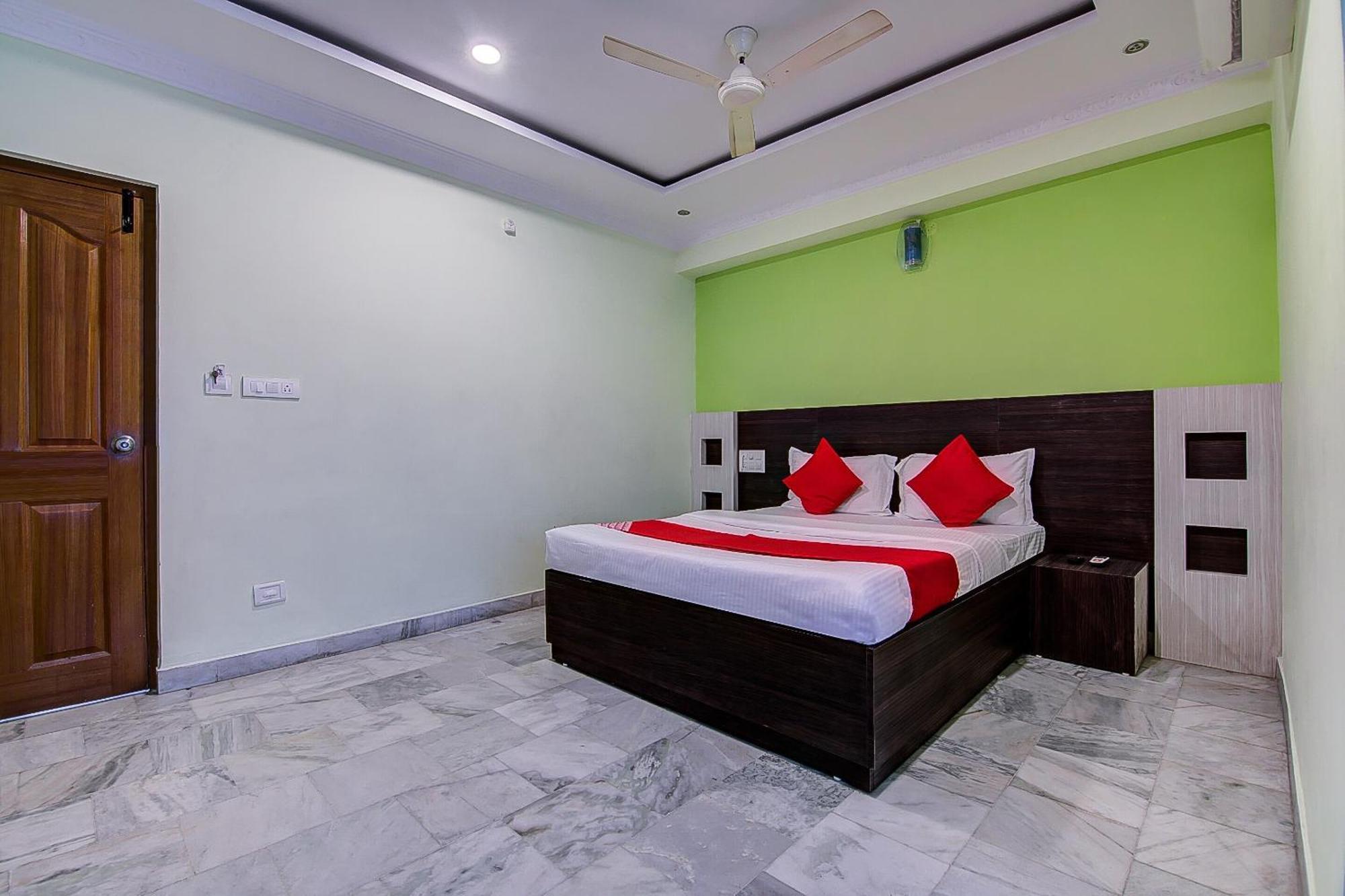 Oyo Tapasya Convention Hotel Pedda Waltair Exterior photo